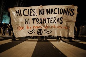 Un grupo de personas participa en una marcha contra el Centro de Internamiento de Extranjeros (CIE) de Aluche en 2021 en Madrid. ALEJANDRO MARTÍNEZ VÉLEZ / Europa Press
